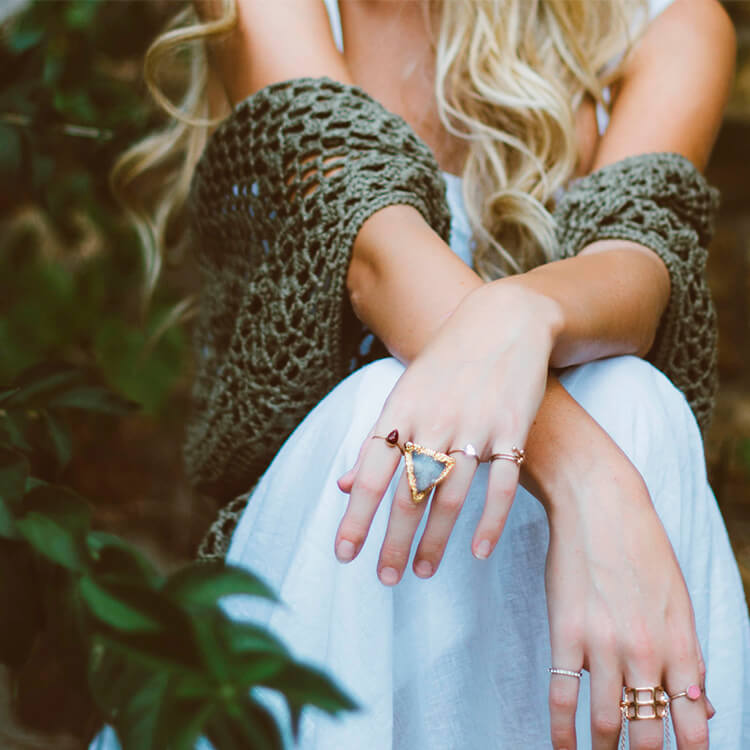 Jeune femme portant des bijoux éthiques