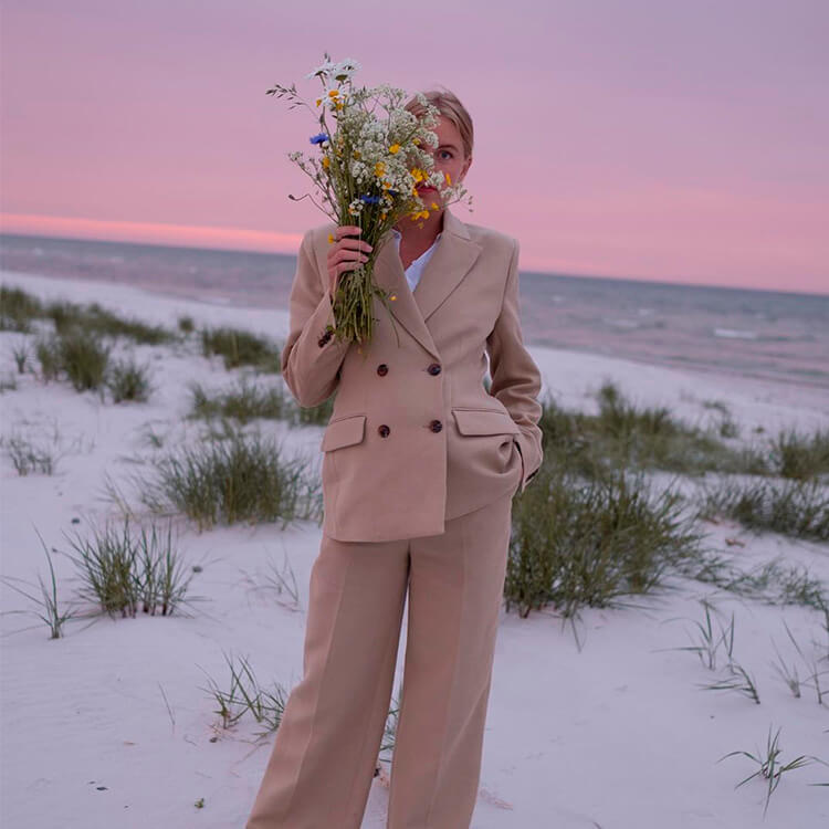 jeune femme à la plage portant des vêtements éthiques