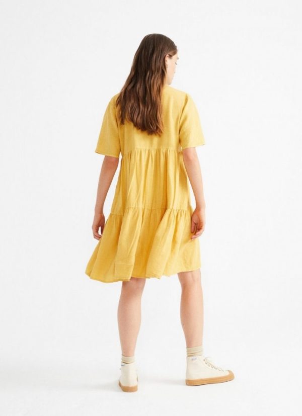 Robe oversize jaune en chanvre certifiée Fairtrade fresia col V morphologie femme conseil mode personal shopper