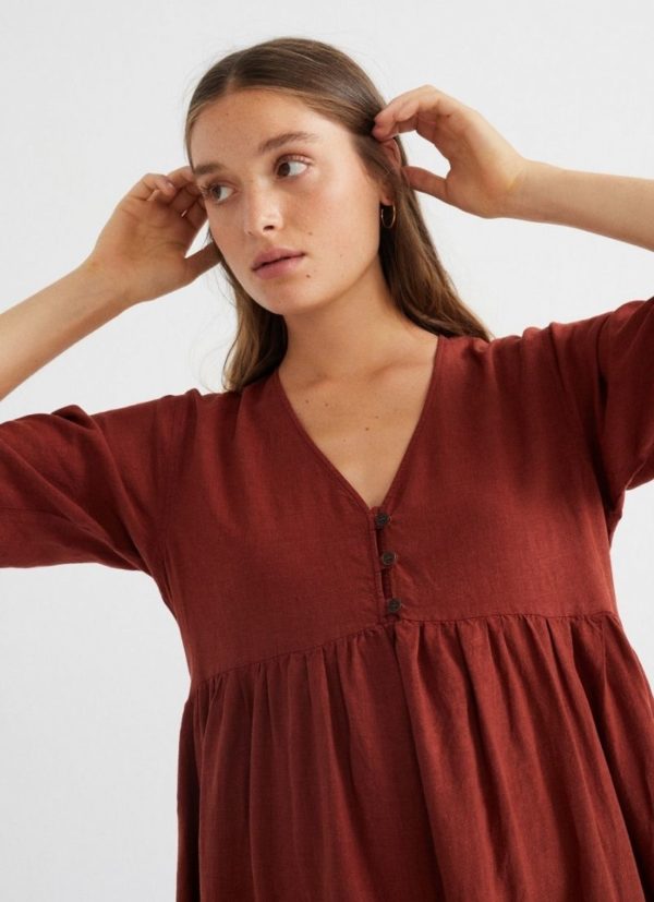 Robe oversize rouge en chanvre certifiée Fairtrade fresia col V personal shopper