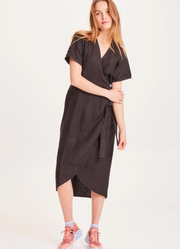Robe portefeuille noire en lin certifié GOTS et Vegan Orchid personal shopper look été style casual look minimaliste petite robe noire