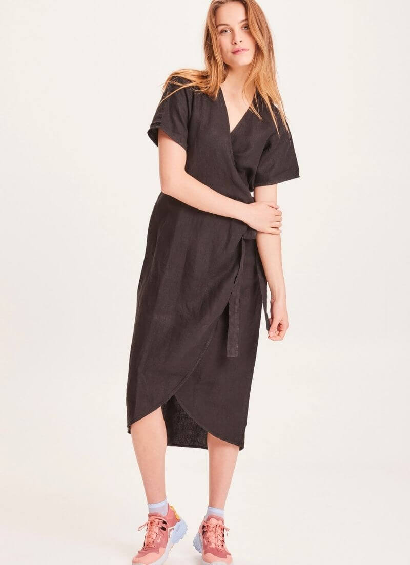 Robe portefeuille noire en lin certifié GOTS et Vegan Orchid personal shopper look été style casual look minimaliste petite robe noire