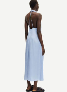Robe longue bleue dos nu en polyester recyclé cille box vetement femme tenue invitée mariage 2022 printemps été conseil mode outfit of the day