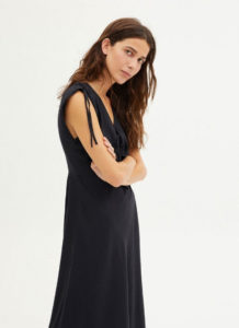 Robe midi noire en coton organique GOTS et FAIRTRADE Laia personal shopper style minimaliste robe noire tendance printemps été 2022