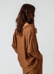 Chemise à pois marron en lenzing ecovero Mattina look été style casual essentiel inspirant marque éthique SKFK
