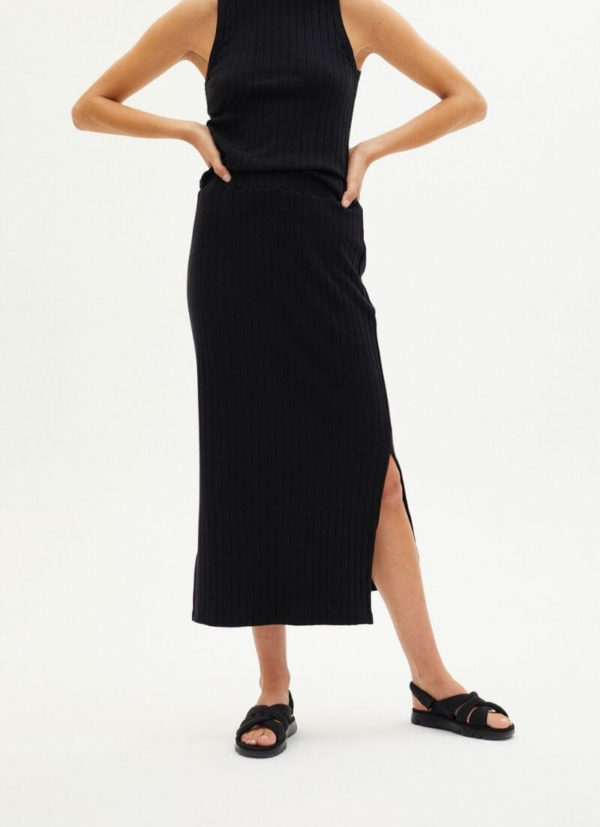 Jupe midi côtelé noire fendue en tencel olivia look casual look ete style minimaliste mode femme tendance 2022