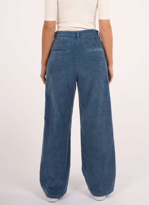Pantalon large bleu en velours côtelé vegan Posey personal shopper en ligne box vetement femme mode éthique