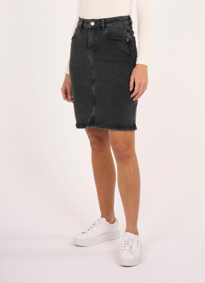 Jupe denim noire coton bio GOTS Denim Skirt personal shopper en ligne conseil mode tendance longueur au dessus du genoux look casual basic intemporel