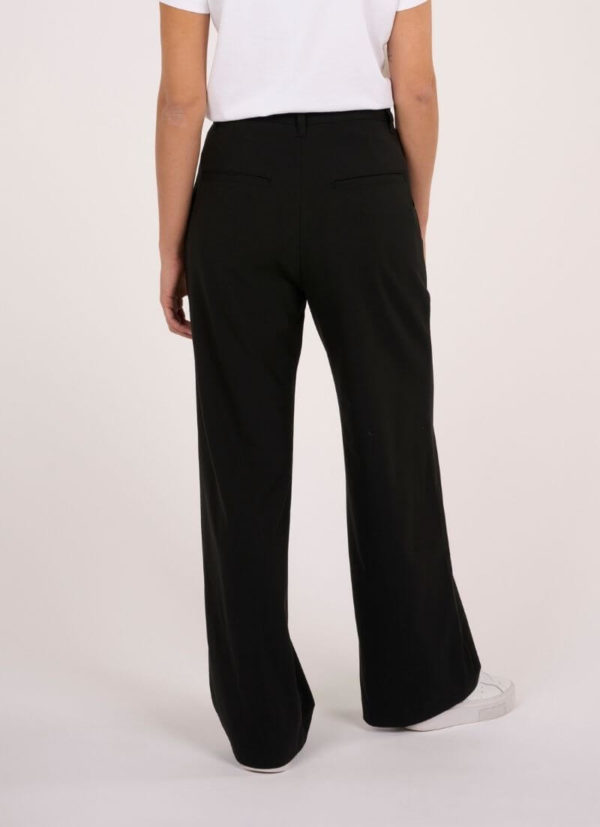 Pantalon large noir en polyester recyclé Posey box vetement femme basic style minimaliste look casual
