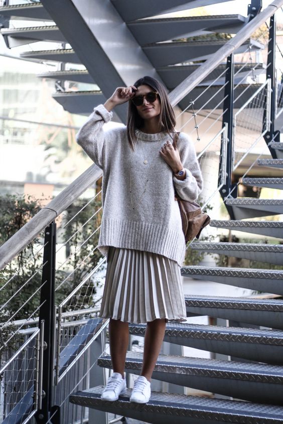 jupe midi et pull oversize pour un look sportswear chic