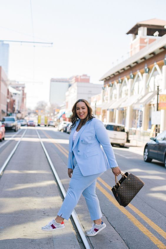 total look tailleur femme morphologie en O bleu ciel