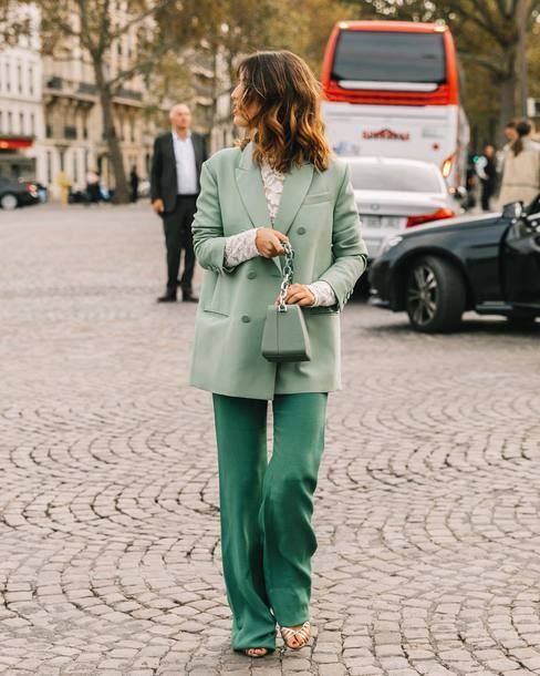 outfit vert pastel vert kiwi blazer oversize pantalon long fluide