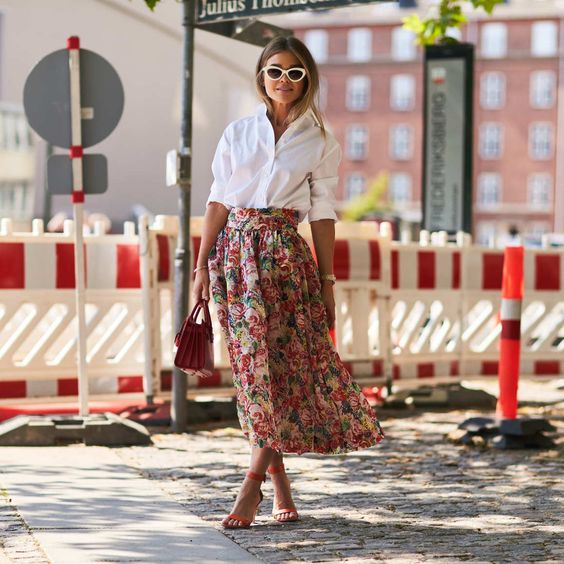 jupe à motif à grosses fleurs, taille bandeau large et coupe évasée.