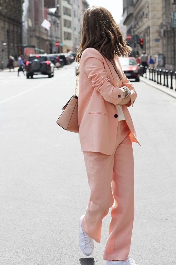 ensemble rose poudré veste couleur tendance 2022 mode femme
