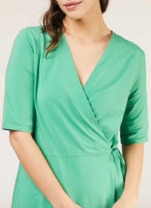 Robe portefeuille verte en coton bio certifié GOTS Mishka cache coeur longueur midi style casual style minimaliste personal shopper conseil mode tendance look