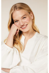 Blouse blanche en coton biologique Cosma look été personnal shopper en ligne tendance mode style minimaliste tenue casual