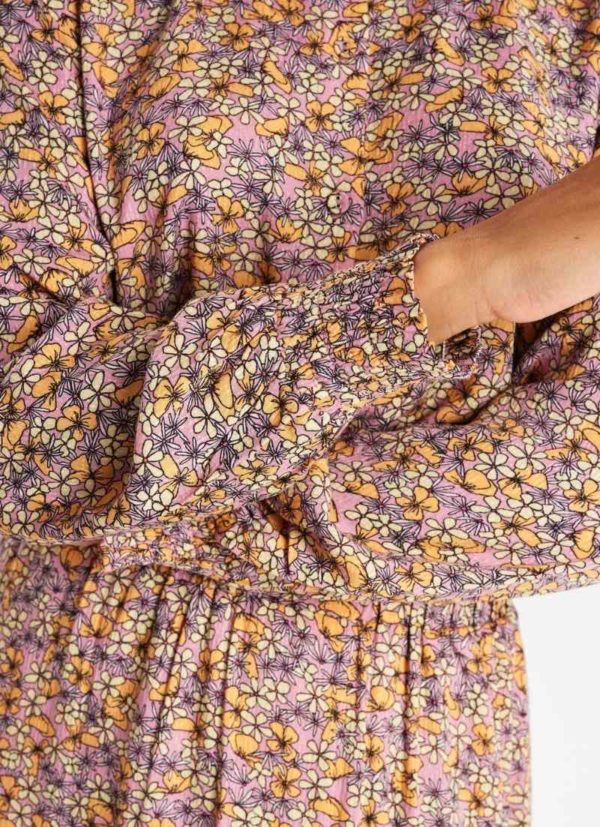 Chemise à fleurs lilas en viscose ecovero Nualma manches larges ressérées aux poignets essayages box vetement femme