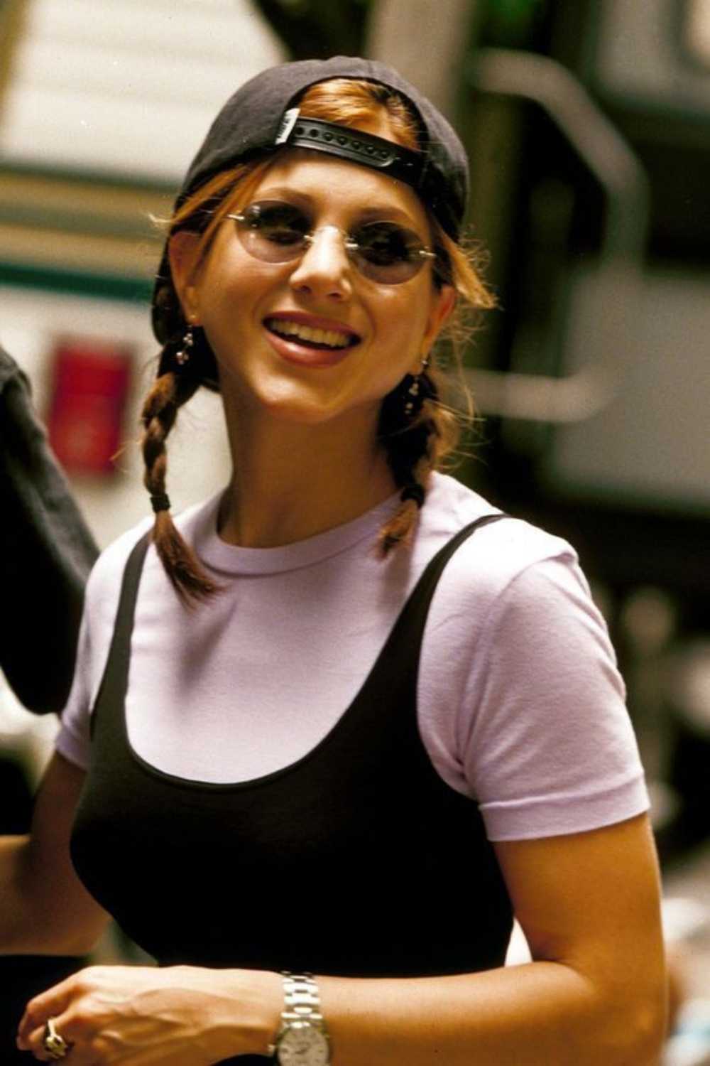 jennifer aniston année 2000 lunettes ovales et tshirt débardeur