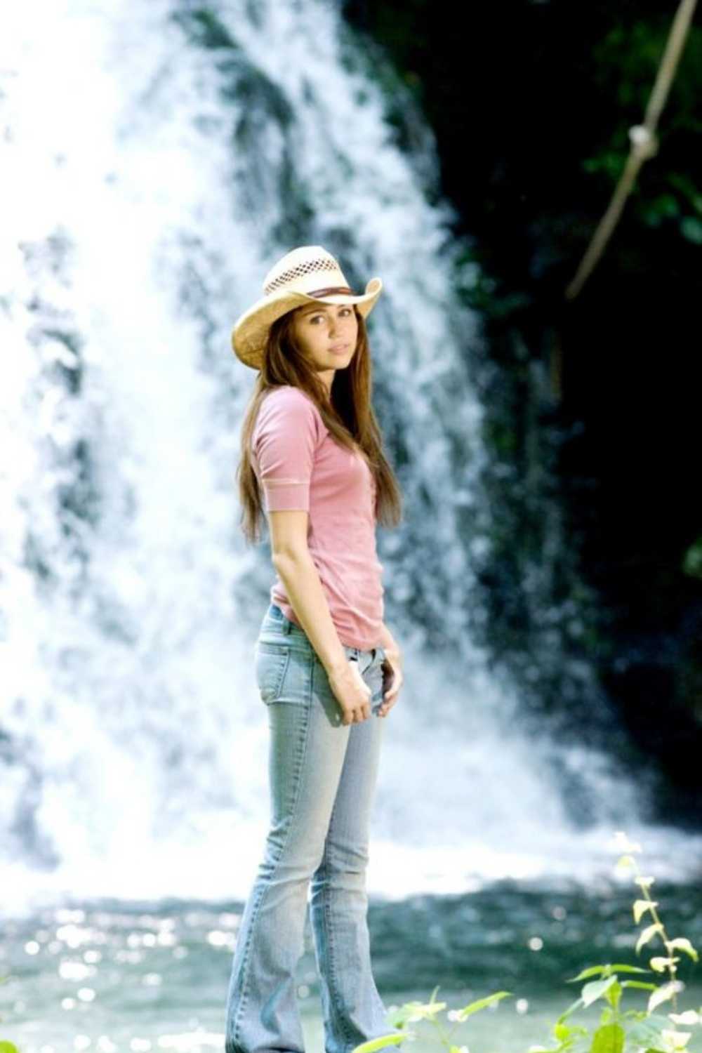 miley cyrus look année 2000 jean pattes d'éléphant