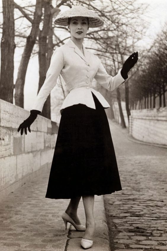 new look Chsitian Dior décollecté plongeant taille de guêpe taille cintrée corset col chemise
