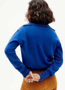 Pull en maille bleu en laine recyclée Sheena personal shopper look casual colorblock couleur tendance automne hiver 2022