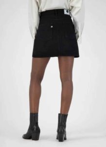 Jupe trapèze denim noire en coton bio et recyclé Sophie rocks box vetement femme box mode bio look personalisé outfit casual
