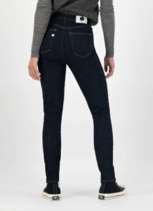 Jean skinny bleu foncé en coton bio et recyclé Sky rise personal shopper en ligne denim femme mode jean