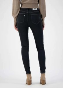 Jean skinny noir en coton bio et recyclé Sky rise presonal shopper en ligne tendance mode conseil tenue tendance look casual