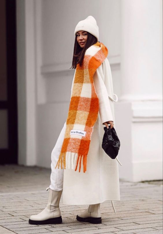Tendance automne hiver 2022 echarpe orange polaire matière naturelle marque ethique personal shopper en ligne boots blanche tendance
