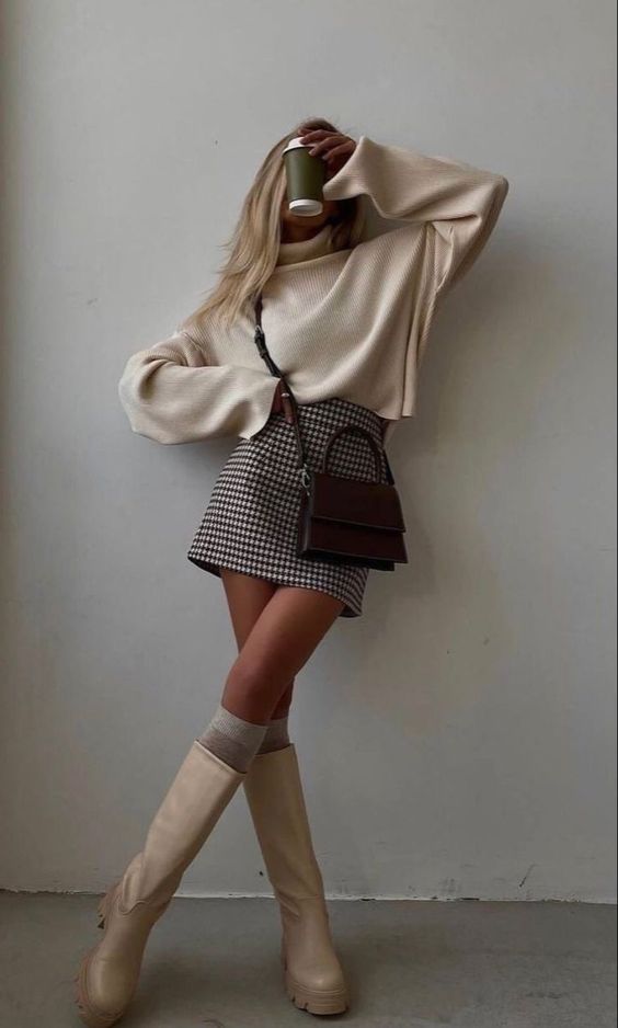 tendance automne hiver 2022 jupe à carreau avec maille beige tendance col roulé pull oversize bottes blanches