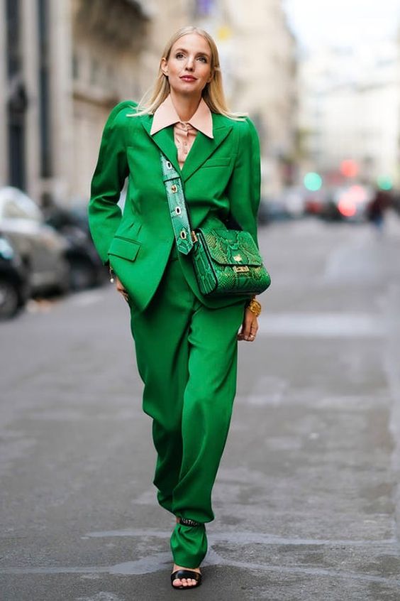 Tendance automne hiver 2022 tailleur total look vert style minimaliste look chic tendance must have