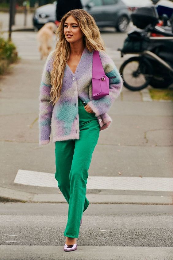 Tendance automne hiver 2022 pull maille multicolor cardigan tendance effet teddy doux matière douces pantalon chino vert flash